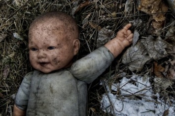 Детей-маугли нашли в столичной квартире: "родители-сатанисты", фото адского жилища