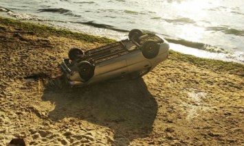 На одесский пляж с обрыва упал автомобиль (фото)