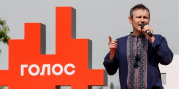 Активист партии Вакарчука призвал добавлять 20% к счету русскоязычных клиентов в ресторанах