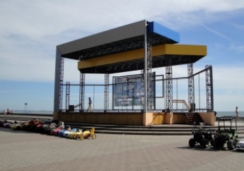 В центральном парке Мелитополя начали строить новую сцену (фото)