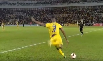 В Кубке Малайзии был забит гол со штрафного со своей половины поля