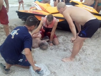 На пляже в Лузановке спасли мужчину в состоянии клинической смерти