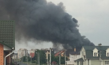 В Буче под Киевом разгорелся масштабный пожар в складских помещениях рядом с автозаправкой (фото, видео)