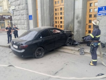 В Харькове Toyota врезалась в здание мэрии - полиция