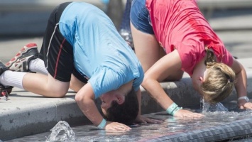 "Мыть надо, а не проветривать": харьковчанки придумали пикантный способ спасения от жары