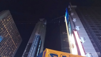 Над площадью Таймс-сквер в Нью-Йорке два экстремала прошли навстречу друг другу по канату на высоте 25 этажа