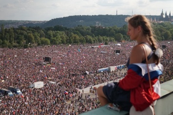 В Чехии прошла крупнейшая за 30 лет антиправительственная акция протеста