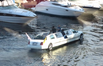 В Киеве засняли уникальный плавающий лимузин