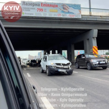 Части путепровода упали на авто. Еще один "уставший" мост появился в Киеве на Осокорках