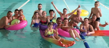 В Запорожье состоялись необычные семейные гонки в бассейне - фото
