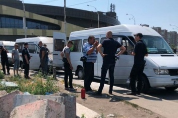 В Киеве банда в балаклавах подожгла маршрутки и скрылась на мопедах