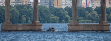 В Днепре спасатели искали утонувшего, пока тот шел по Новому мосту в трусах