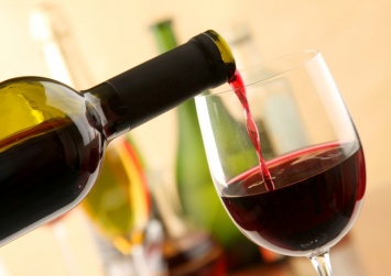 В аэропортах Грузии туристов снова будут встречать вином