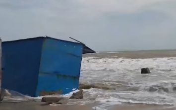 Негде лечь, загорайте стоя: в Кирилловке и Бердянске море уничтожает пляжи (Жестокое видео)