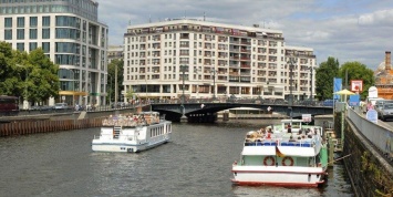 Писающий с моста мужчина стал причиной травм группы туристов в Берлине