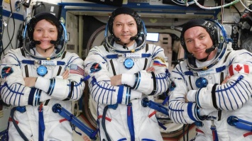 Половина экипажа космической станции вернулась на Землю: видео