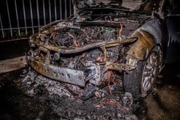 В Днепре ночью сгорел автомобиль: пламя перебросилось дальше