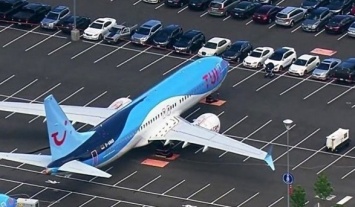 Boeing временно припарковал свои самолеты рядом с авто сотрудников компании