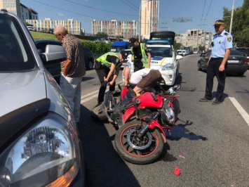 В Днепре Hyundai сбил мотоциклиста: на Сичеславской Набережной пробка