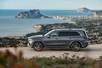 Объявлены цены в России на новый Mercedes GLS