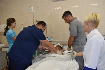 «Его жизнь идет по самому краю»: в Днепр доставили раненого бойца ООС