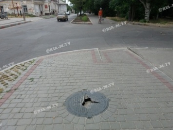 Посреди оживленного тротуара появилась дыра (фото)