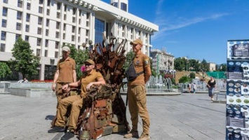На Майдан привезли "Железный трон Востока", сваренный из обломков боеприпасов