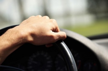 Почему нужно остерегаться водителей, держащих руку сверху на руле