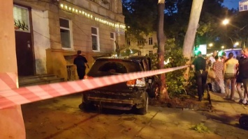 В Одессе Volkswagen протаранил два авто и снес дерево, которое упало на пешехода