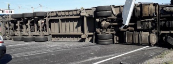 Под Киевом перевернулся грузовик: как BMW уложил фуру на бок одним неудачным маневром