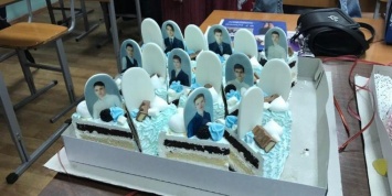 Красноярским выпускникам подарили торт с надгробиями