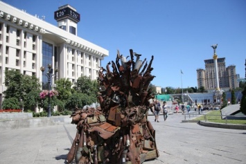 Арт-объект из обломков снарядов установили на Майдане Независимости