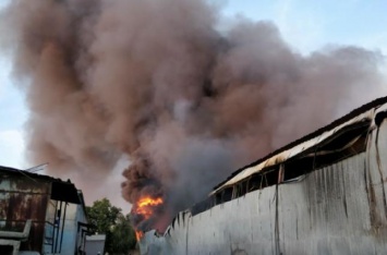 Под Киевом горят склады с секонд-хендом: киевлян предупредили об опасности