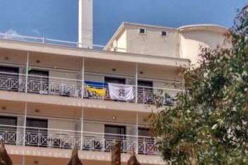 Украинцев выселили из греческого отеля из-за флагов