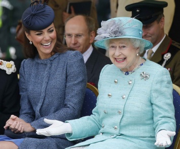 Кейт утерла нос Меган: королева передала жене принца Уильяма свою должность