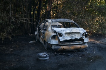 Под Днепром Lanos уезжал от полиции, протаранил дерево и загорелся