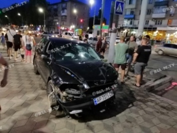 В Мелитополе едва не повторилась трагедия Харькова - чудом, вылетевший на тротуар автомобиль, никого не задел (видео)