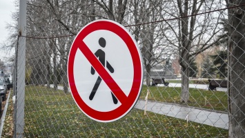 Общественное пространство "Яма" в Москве оградили забором