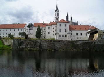 Шок для общественности: в Чехии у монашеского ордена отобрали лес, возвращенный ему по Закону о реституции (ФОТО)