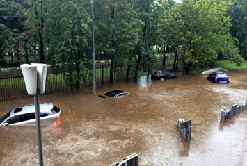 Москва ушла под воду: в сети публикуют кадры масштабного потопа