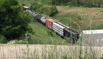 В тоннеле между США и Канадой сошел с рельсов грузовой поезд