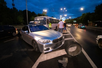 В центре Киева водитель BMW вылетел на встречную полосу и врезался в маршрутку