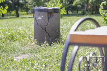 В криворожском парке Юбилейный продолжает трескаться асфальтное покрытие и разламываются урны (ФОТОРЕПОРТАЖ)