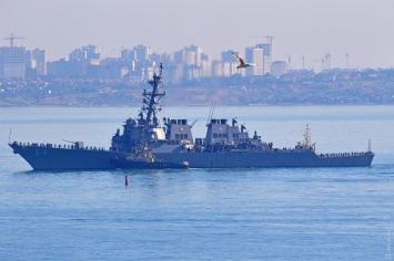 Американский ракетный эсминец вошел в Черное море и на всех парах идет в Одессу