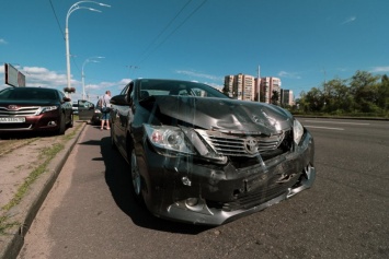 В Киеве Toyota перевернула Ford: людей из салона доставали патрульные