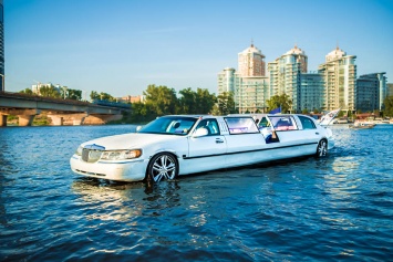 В Киеве на Днепре появился единственный в мире плавающий лимузин. Фото