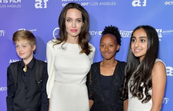 Фастфуд, алкоголь, фильмы для взрослых: шокирующие факты о методах воспитания детей Анджелины Джоли