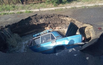 В Полтаве машина на ходу провалилась под асфальт