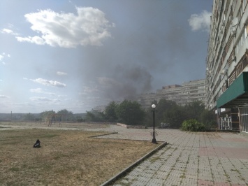 В Луганске прогремел взрыв: горит крыша многоэтажного дома. ФОТО