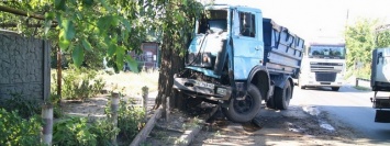 На Гвардейской грузовик снес столб и врезался в дерево: движение затруднено